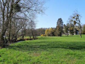 La rivière Berwinne, dans le parc du château