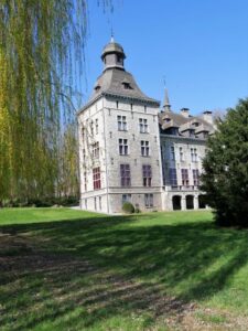 de hoofdtoren van het kasteel gezien vanuit het park