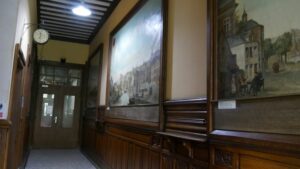 le hall d'entrée et ses peintures représentant le vieux Liège