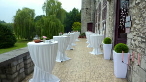 Het grote terras voorbereid voor een familiefeest